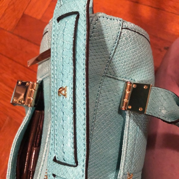 NWT Vince Signature Lt.blue/turquoise embossed Anna snakeskin handbag with strap - Picture 4 of 9